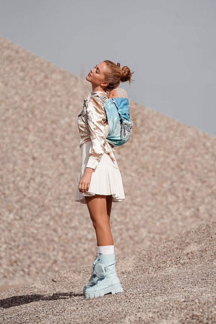 KOKADI Portabebé Onbu Max en el país de las maravillas