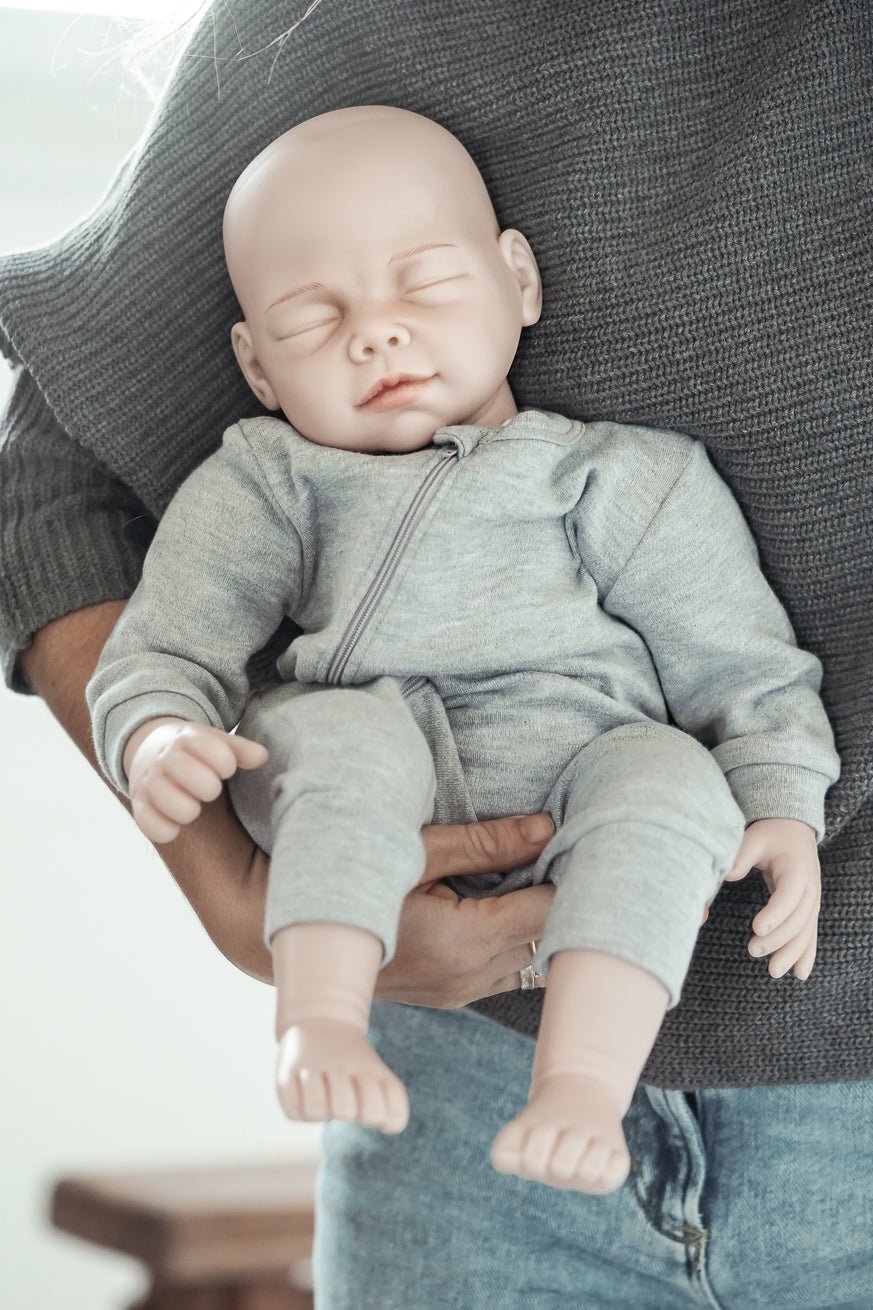 KOKADI llevando muñeca - KOKADI