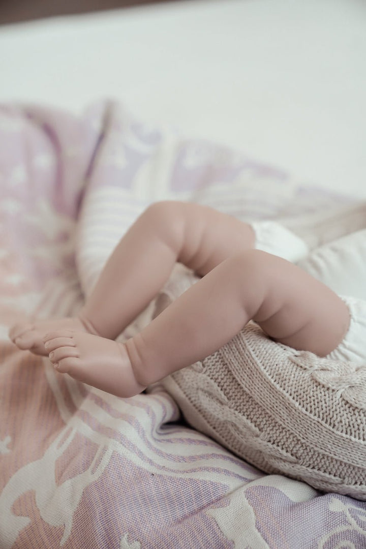 KOKADI llevando muñeca - KOKADI