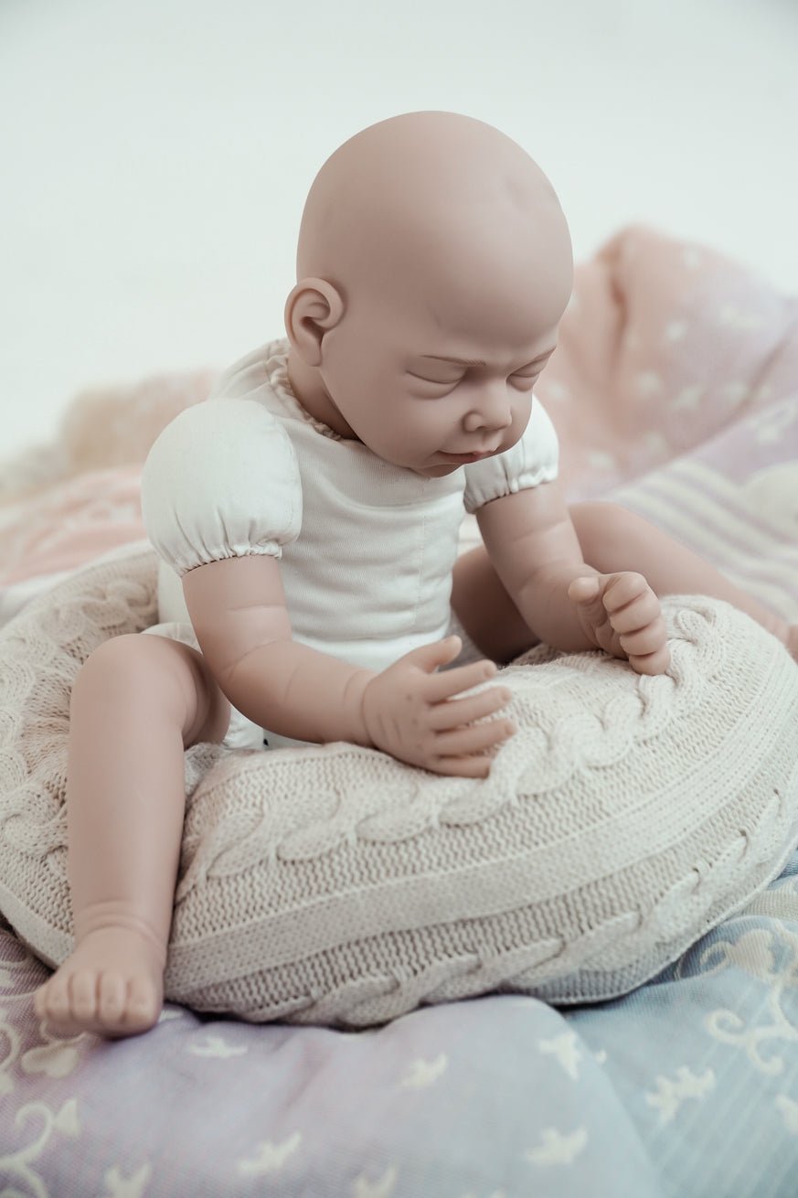 KOKADI llevando muñeca - KOKADI