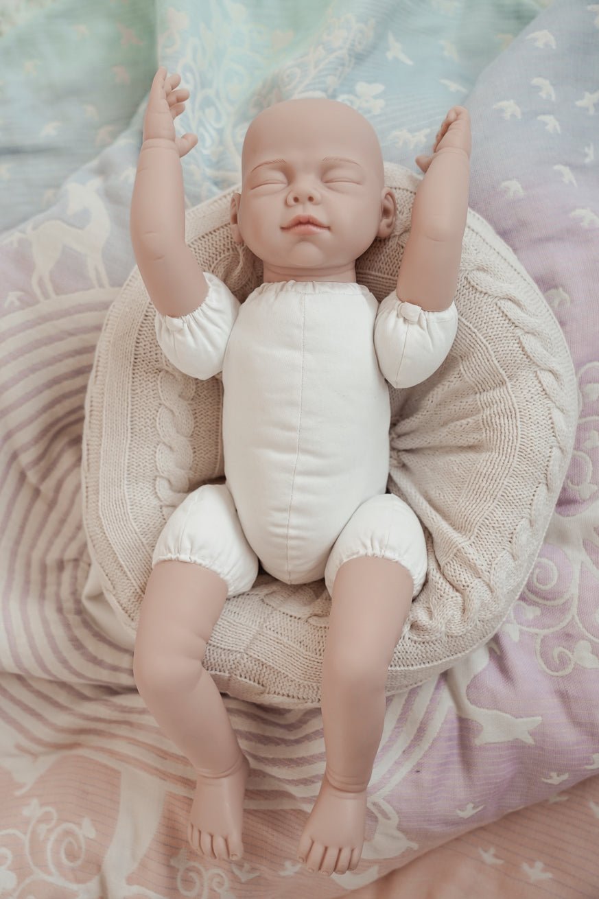 KOKADI llevando muñeca - KOKADI