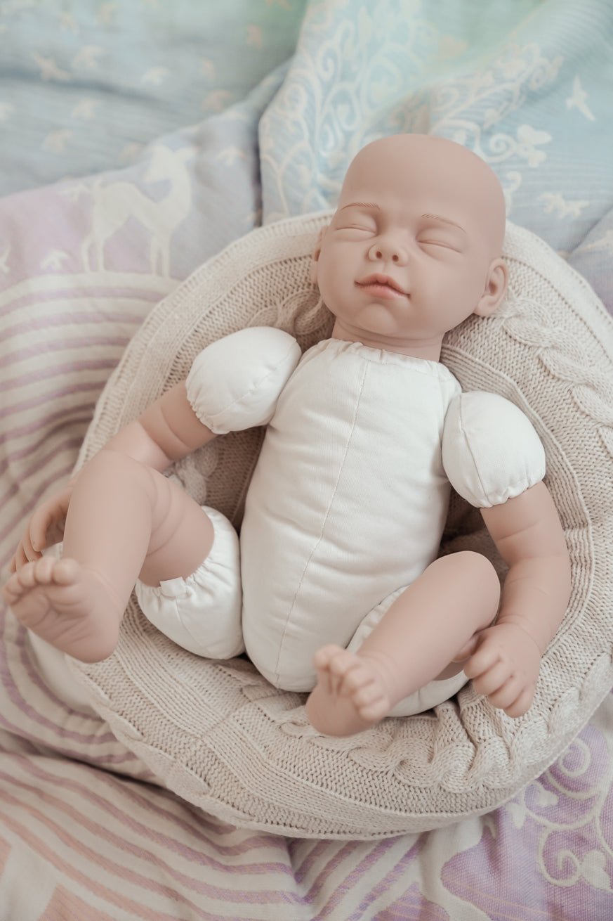 KOKADI llevando muñeca - KOKADI