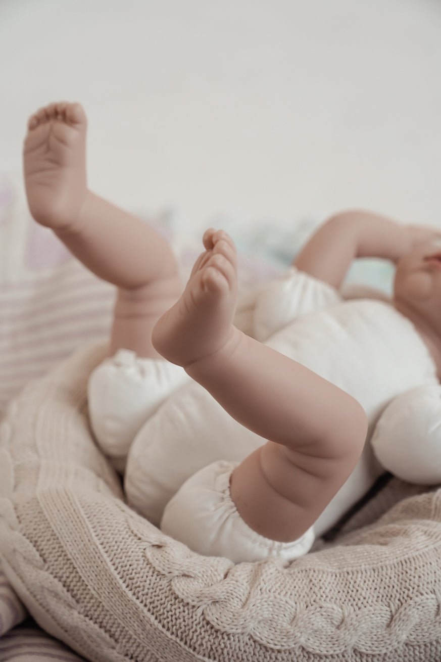 KOKADI llevando muñeca - KOKADI