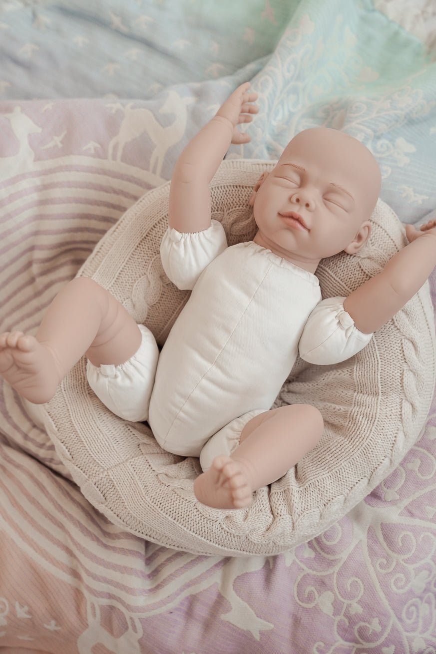 KOKADI llevando muñeca - KOKADI