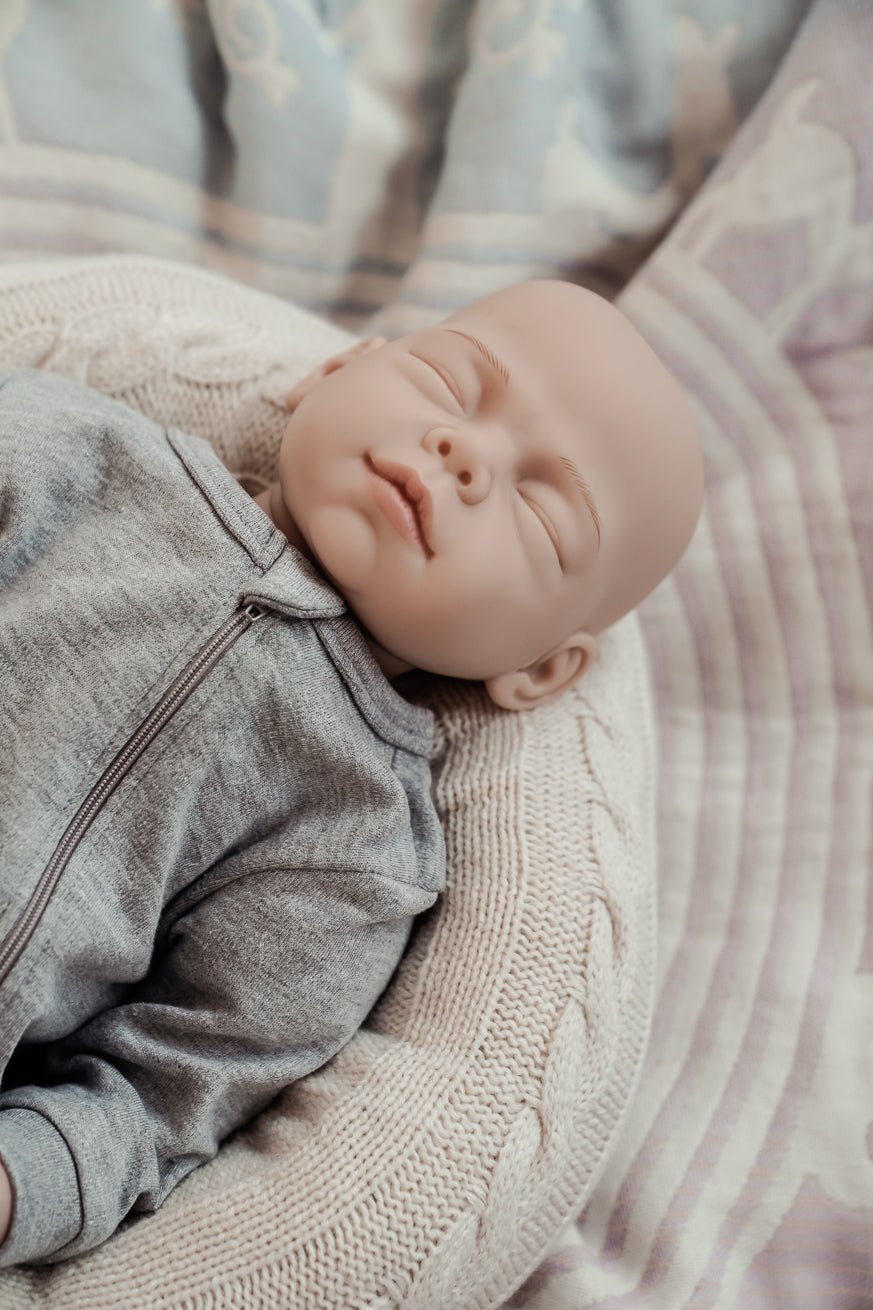 KOKADI llevando muñeca - KOKADI