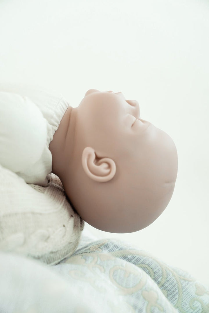 KOKADI llevando muñeca - KOKADI